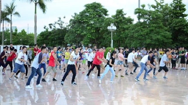 Hàng nghìn người tham gia nhảy Flashmob cầu hôn